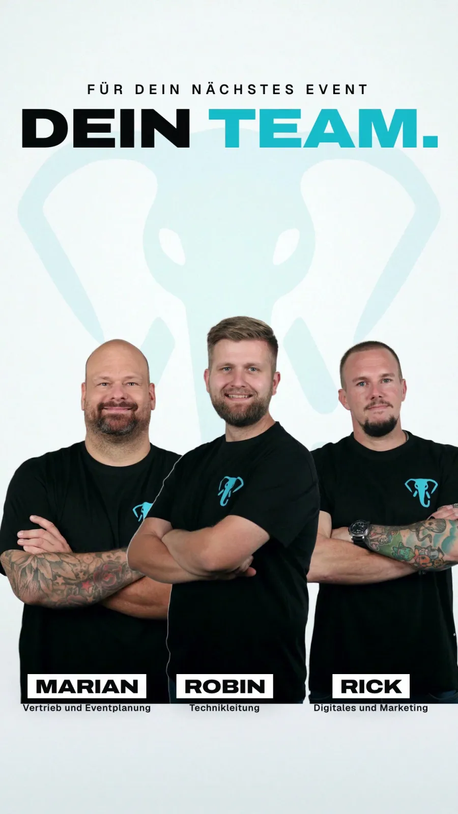 Marian, Robin und Rick im GI-Event-Shirt vor dem Elefanten-Signet